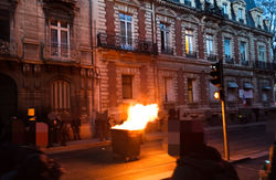 La poubelle et le feu