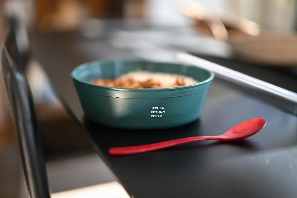 植物性像是甘蔗渣或是玉米澱粉製造的耐熱餐具,這幾年逐漸取代塑膠製品。圖片來源/達志影像美聯社