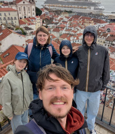 Groepsfoto met uitzicht over Alfama