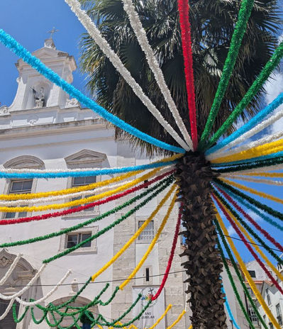 Alfama kleurrijk versierd voor Santos Populares in Juni