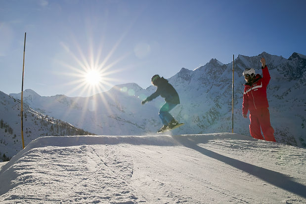 Snowboarder beim Springen