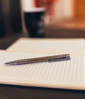 Cuaderno y una pluma