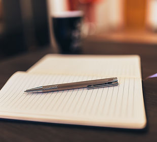 Bloc-notes et un stylo