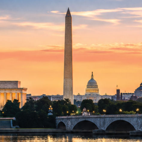 Editorial travel guide by HöN Magazine featuring a panoramic sunset view of the Washington Monument, Lincoln Memorial, U.S. Capitol, and Potomac River, highlighting essential summer travel tips for exploring Washington, D.C., including sightseeing, Metro travel, neighborhoods, and seasonal planning.