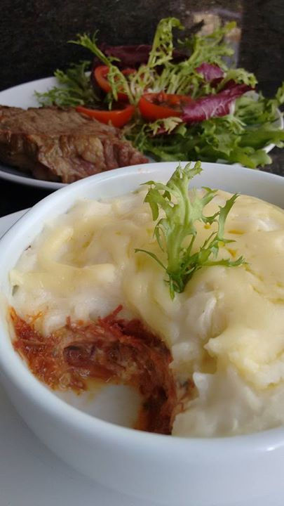 Escondidinho de Mandioca e Carne Sec