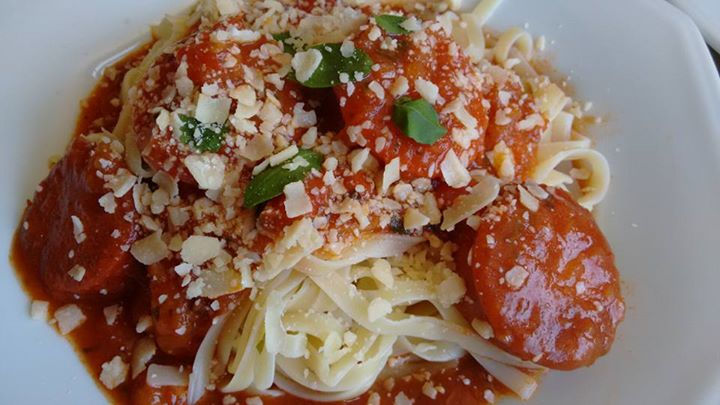 Massa com Molho ao Sugo e Salsicha