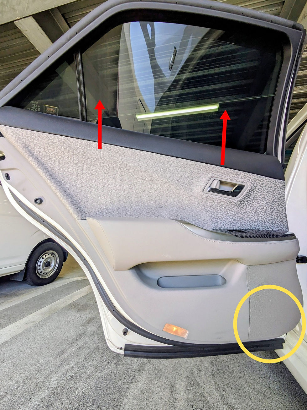 200系クラウン リアドア内張り取り外し3