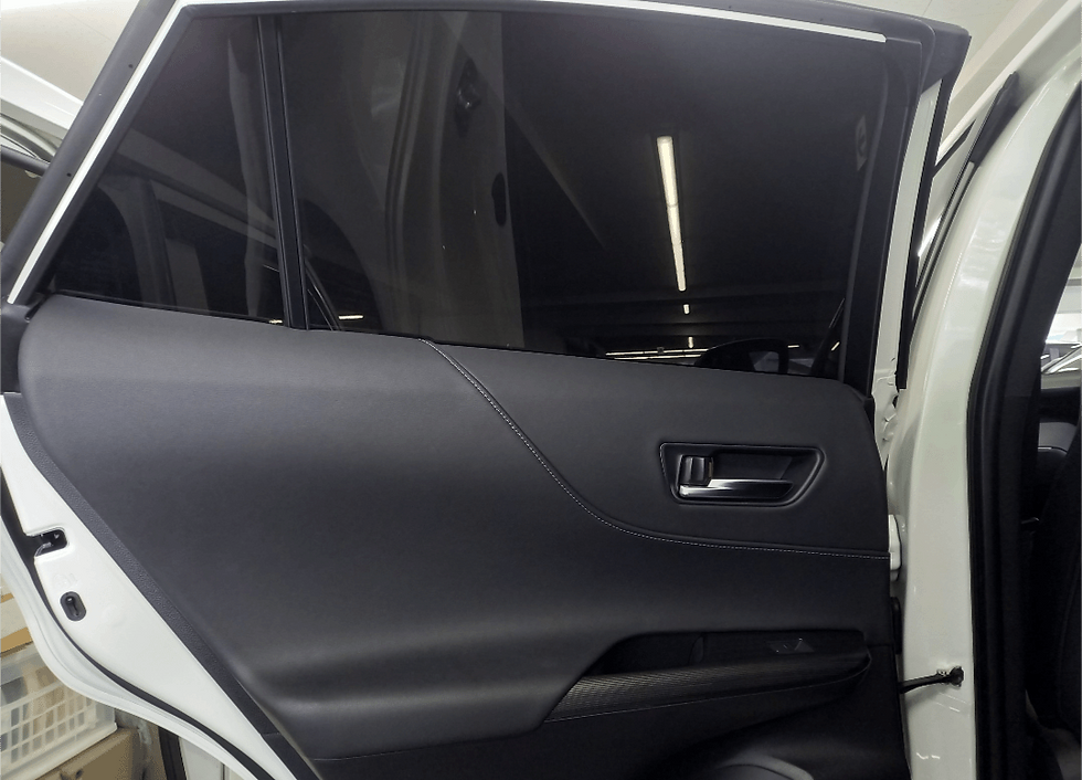 カーフィルムを貼った80系ハリアーリアドアガラス