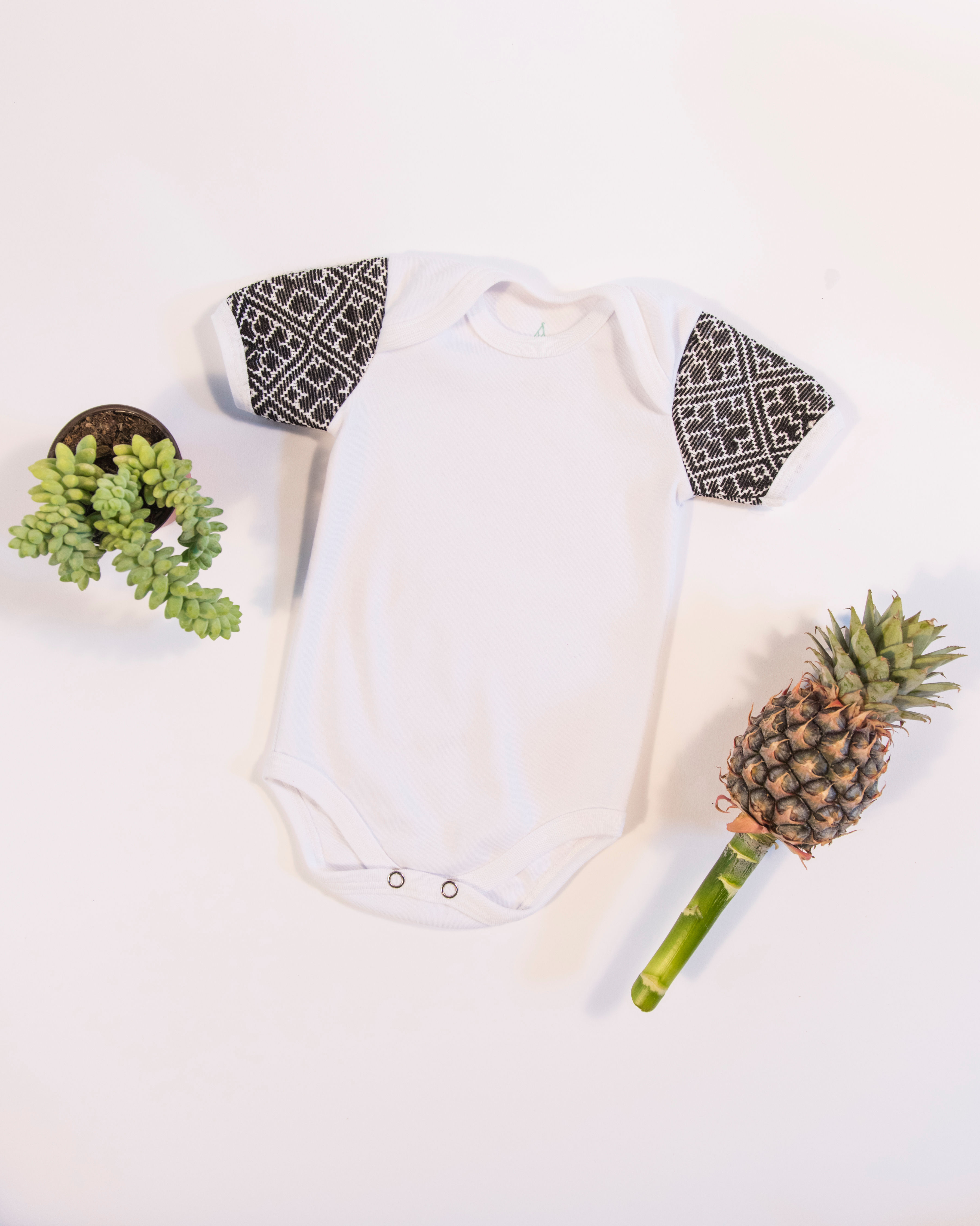 BODY CON MANGAS BORDADAS NEGRAS/FLORES