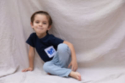 Tshirt azul marino con bolsa bordada azul rey