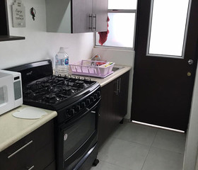 LA CASA SE VENDE TOTALMENTE AMUEBLADA, INCLUYE PERSIANAS, CAMAS MATRIMONIALES, REFRIGERADOR DE 8 PIES CON DISPENSADOR DE AGUA, TODO EL MENAJE ES TIPO HOTEL.
ESTUVO REGISTRADA EN LA PLATAFORMA DE AIRBNB CON EXCELENTES RESULTADOS!
NO PIERDAS LA OPORTUNIDAD DE INVERTIR Y EMPEZAR A GANAR DESDE EL PRIMER DIA!!
ADEMAS ESTA LIBRE DE GRAVAMEN Y TODOS LOS PAGOS AL CORRIENTE AGUA, LUZ, PREDIAL, MANTENIMIENTO.