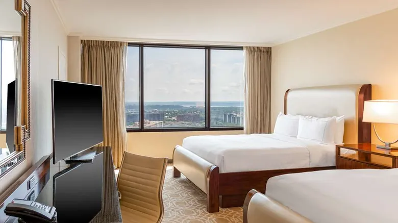 Hilton-Alexandria-Mark-Center-Room.webp