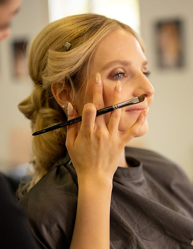 Braut die für die Hochzeit geschminkt wird.