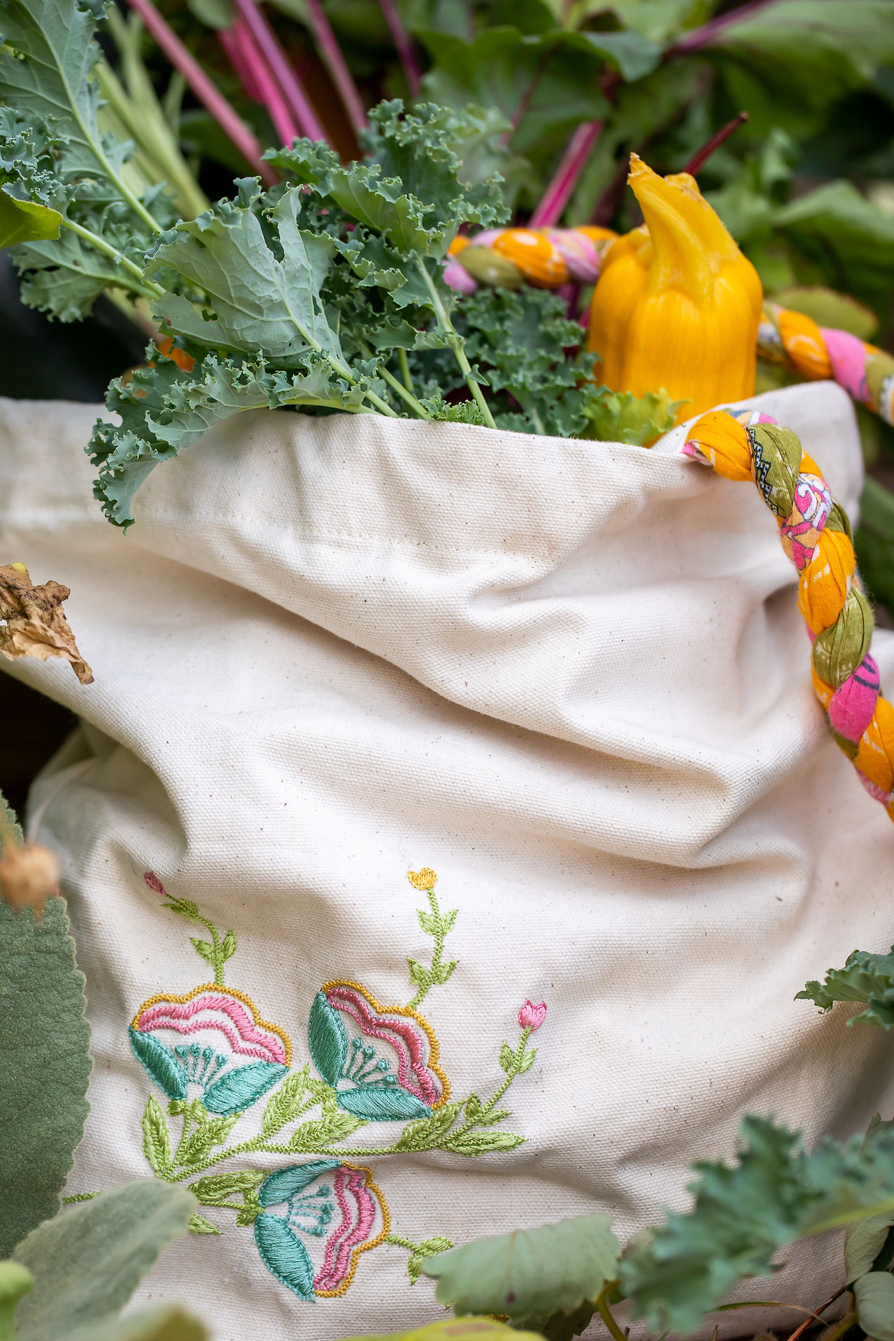 Made from a creamy 100% eco-friendly jute fabric, this bag is hand-embroidered with meadow flowers. The braided straps are made from re-cycled saris!