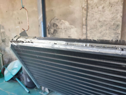 Radiateur endommagé nécessitant réparation