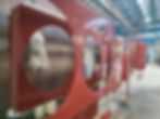 Pièces métalliques rouges en cours de peinture