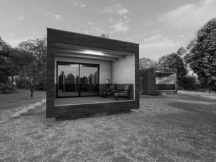 Județ - Arad

Suprafață construită: 60.00 mp

Suprafață desfășurată: 60.00 mp​

​

Detalii despre proiect:

​

Construcție minimalist house, tip bungalow – realizată pe structură de lemn tip framing. Aceasta dispune de un dormitor cu un mic spațiu de depozitare, o chicinetă împreună cu livingul și un grup sanitar.

 

De pe terasă se face accesul în interior printr-o ușă culisantă de mari dimensiuni, care oferă iluminarea naturală al întregului spațiu. Conceptul a pornit de la ideea de a putea amplasa acest modul în orice zonă, într-un cadru natural, având finisaje de lemn.