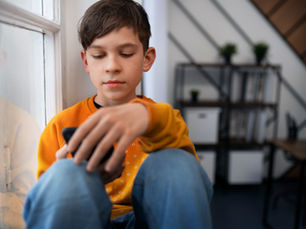 Meu filho não fala comigo: por que isso acontece e como reconstruir a conexão