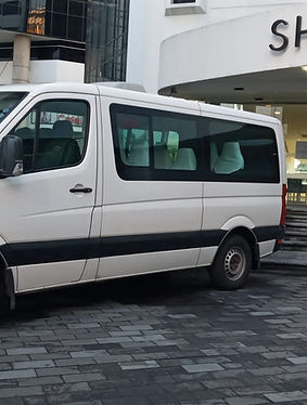 “Transporte ejecutivo de ManuelTourAdventure para eventos y reuniones empresariales en Quito.”