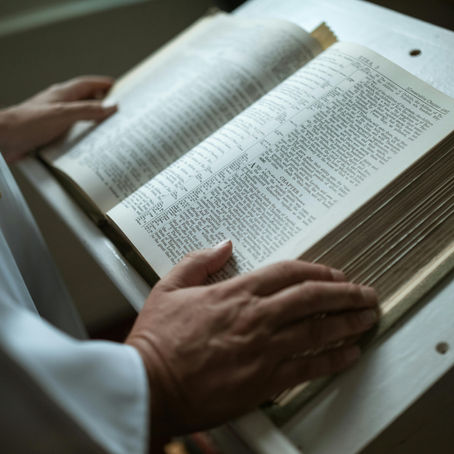 Bible ouverte pour commencer à lire la parole de Dieu