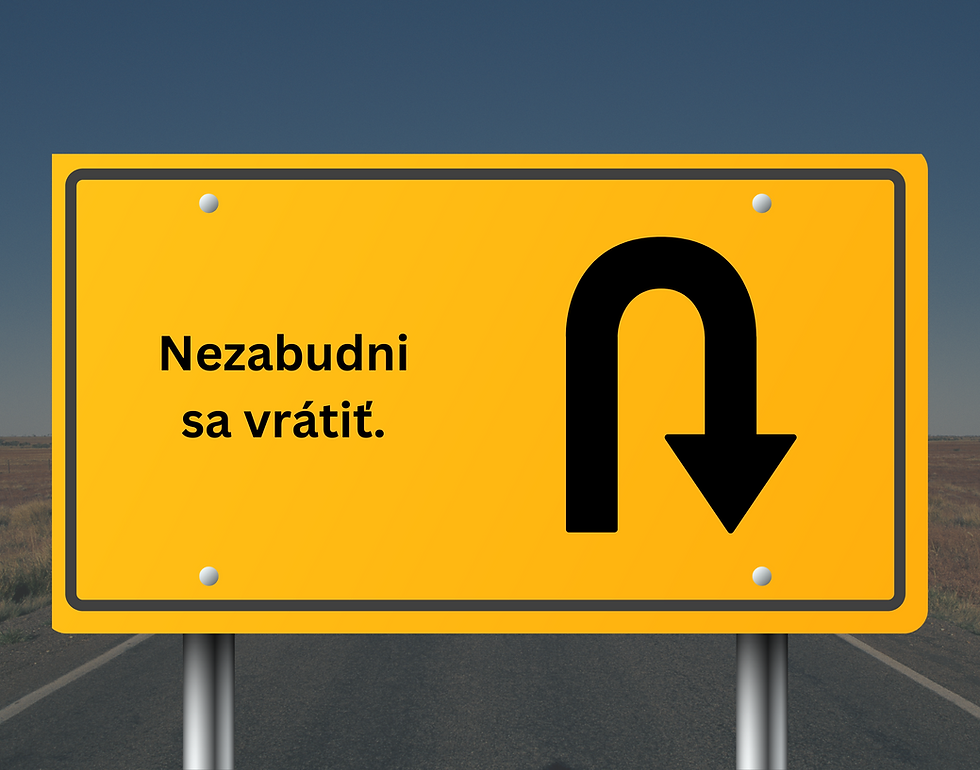 Žltá dopravná značka s odbočovacou šípkou a textom „Nezabudni sa vrátiť“ na prázdnej ceste za súmraku.