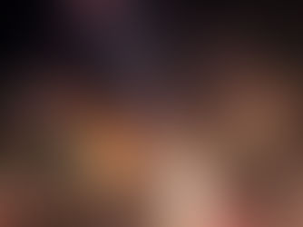 焚き火で鹿肉を炙る