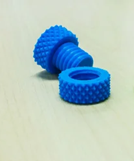 54355425-colorido-creativo-de-rosca-de-plástico-tuercas-tornillos-y-anillos-realizados-por