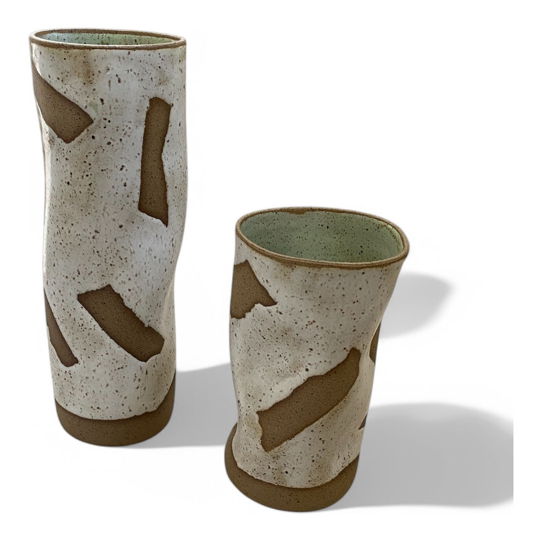 Dupla de Vasos  em tiras , cor branca off , com cerâmica aparente. 