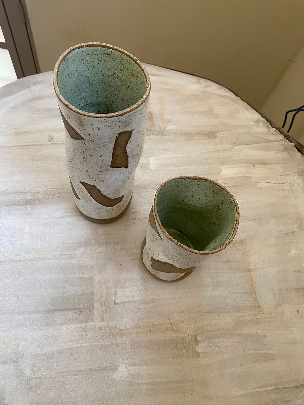 Miniatura: Dupla de Vasos  em tiras , cor branca off , com cerâmica aparente. 