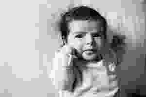 portrait d'un nouveau né en noir et blanc