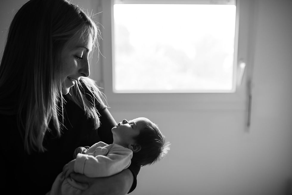 le regard admirateur de maman sur son enfant