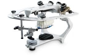 Articulador semi-ajustável para montagem das placas oclusais