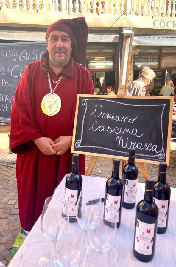 Pornassio o Ormeasco, Sciac-Trà, Pigato della Riviera Ligure di Ponente e Vermentino sono i vini che produce questa azienda della Liguria di Ponente, quasi 5 ettari di vigneto, sono supportati da una cantina attrezzata: cio’ permette il controllo di tutta la filiera produttiva cioe’ vigneto, vinificazione, confezionamento. Cascina Nirasca è a Pieve di Teco, paese piu’ importante della Valle Arroscia, a circa 25 Km dal mare; i vigneti sono situati tra i 400 e i 500 metri di altezza e cio’ rende difficoltoso il lavoro e la gestione agricola; la raccolta delle uve è manuale e le viti vengono tenute volutamente basse.