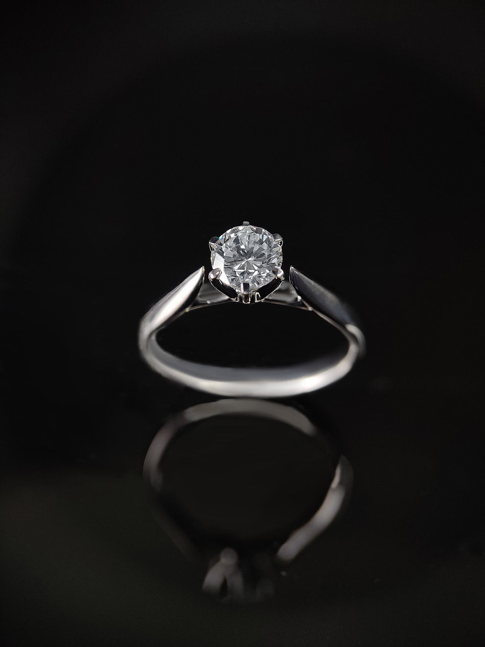 Каблучка "Монако" на темному фоні