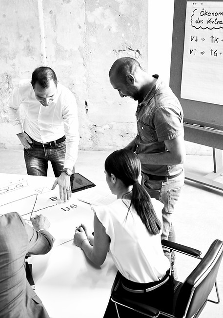 Der Ownership-Workshop zeigt dir, was echte Verantwortung bedeutet – und wie du Ownership in deinem Team verankerst
1. Mittelmaß erkennen und verstehen
Wir analysieren, wie Mitarbeitende in der Komfortzone landen – und warum das niemandem guttut.
2. Deine Rolle als Führungskraft
Welche Verantwortung hast Du – und wo liegen Deine Stellschrauben?
3. Ownership – Dein neues Führungs-Mindset
Was es wirklich heißt, Verantwortung zu leben – und wie Du diese Haltung in dein Team bringst.
4. Die fünf Treiber zur Ownership-Kultur
Welches es sind und wie du sie implementierst.
5. Widerstände & Mythen
Was Ownership verhindert – und wie Du mit Mut, Vertrauen und Klarheit neue Wege öffnest.
6. Aufbruch zur neuen Führung
Du nimmst konkrete Strategien mit, um eine Leistungskultur in guter Gemeinschaft in deinem Team zu etablieren.