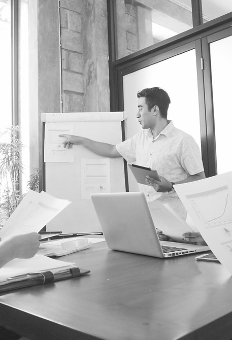 Zielgruppe des Ownership-Workhsops:
Für alle, die wissen: Führung ist der Hebel – nicht das Hindernis.
Unternehmer:innen, die spüren, dass echte Verantwortung der Schlüssel zu nachhaltiger Profitabilität ist
Führungskräfte, die mehr Eigenverantwortung und Engagement in ihrem Team ermöglichen wollen
HR-Profis, die Kultur nicht nur verwalten, sondern aktiv gestalten möchten
HR-Leiter:innen und People & Culture-Verantwortliche, die einen Wandel anstoßen wollen – hin zu mehr Zufriedenheit, Wirksamkeit und Bindung
