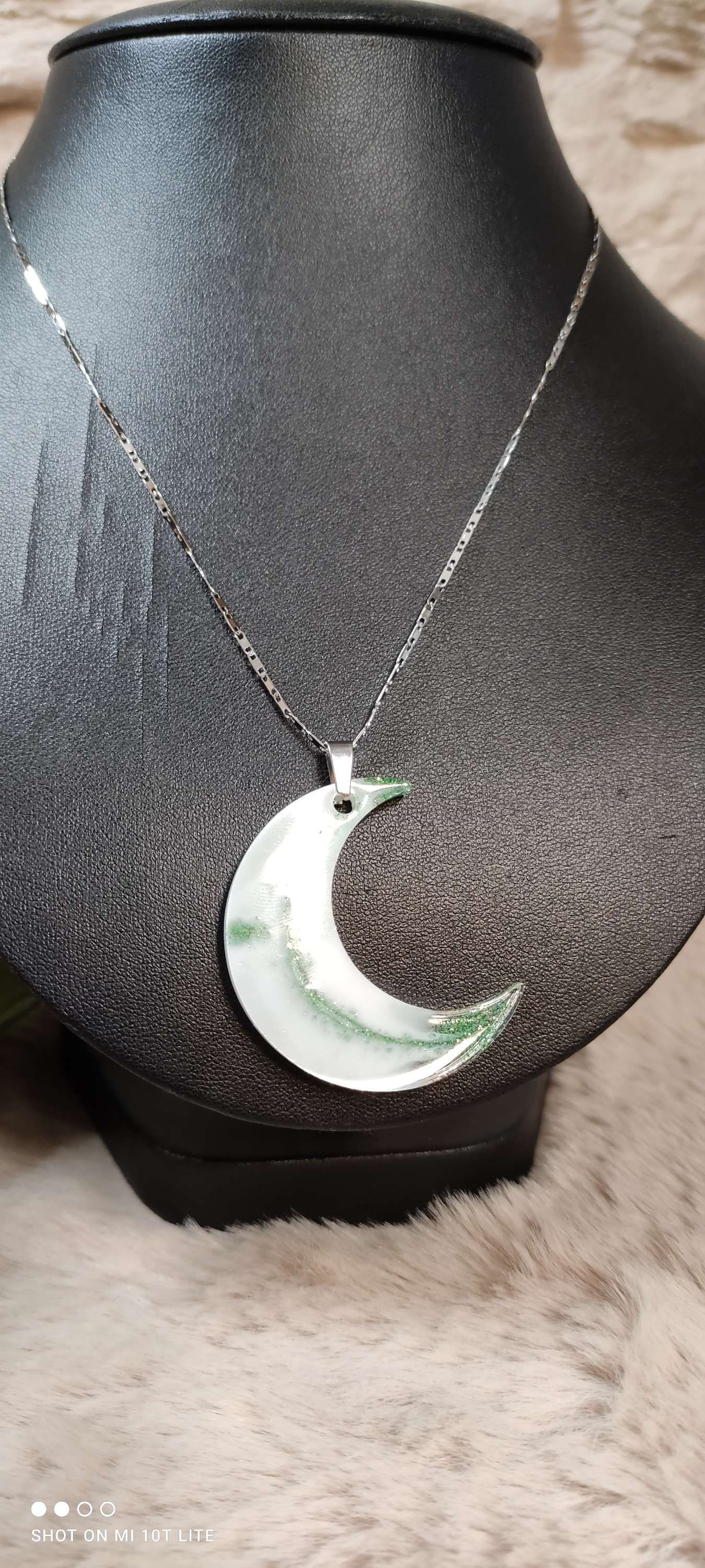 Pendentif en résine "Lune"