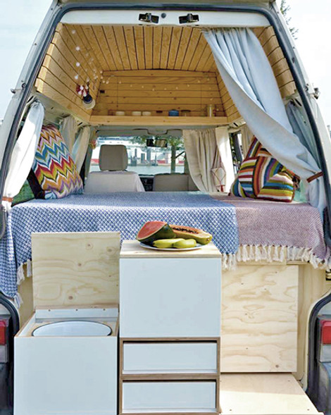 wohnmobil-heckansicht-camper-van-modular-komplettausbau-vw-t4.jpg
