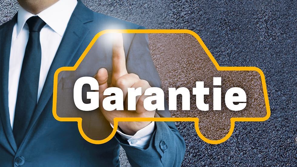Ein Mann im Anzug tippt mit dem Finger auf ein leuchtendes Symbol in Form eines Autos, in dem das Wort „Garantie“ steht