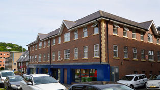 Mae ein swyddfa newydd ym Mangor yn agor heddiw