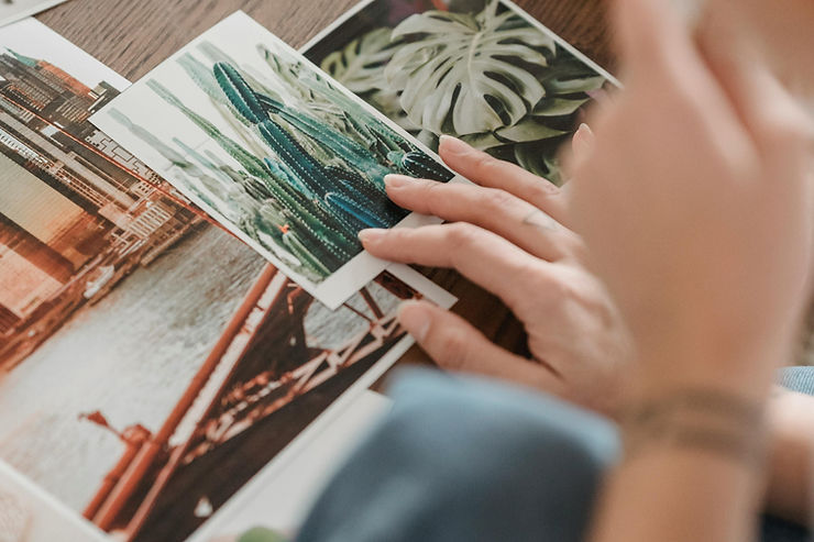Curadoria fotográfica — pessoa selecionando fotos para organização de acervo e criação de álbum