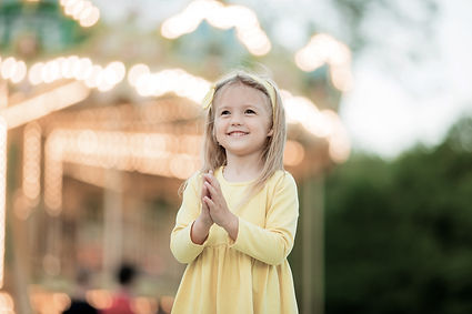 little-blonde-girl-amusement-park.jpg