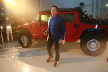 Même le plus polluant des 4x4 peut devenir électrique...Hein Arnold?!