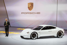 Porsche Mission E : 350 km d'autonomie en 15 minutes de recharge!