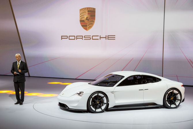 Porsche Mission E : 350 km d'autonomie en 15 minutes de recharge!