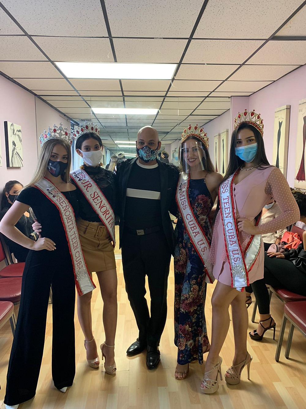 as reinas de Miss Cuba US y Señorita Cuba con Sixto Nolasco, guru de la moda y belleza