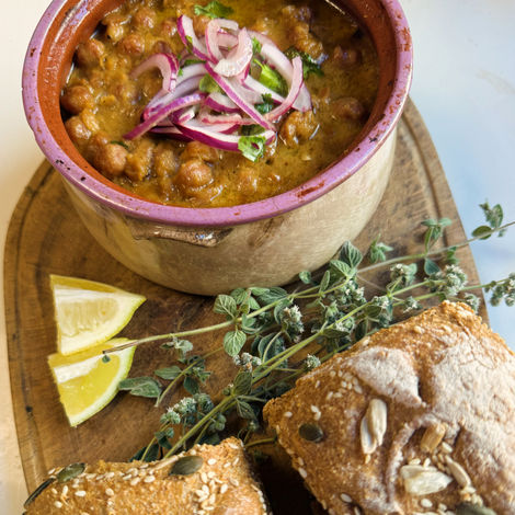 תבשיל יווני עם לחם בצד וזעתר. ארוחת שף פרטית של ראיה אריקה מיריאן