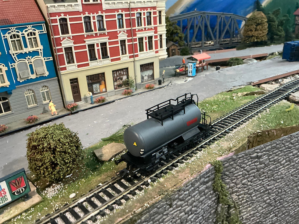 Thumbnail: Roco OBB OMV Tank car 46146 HO scale DC