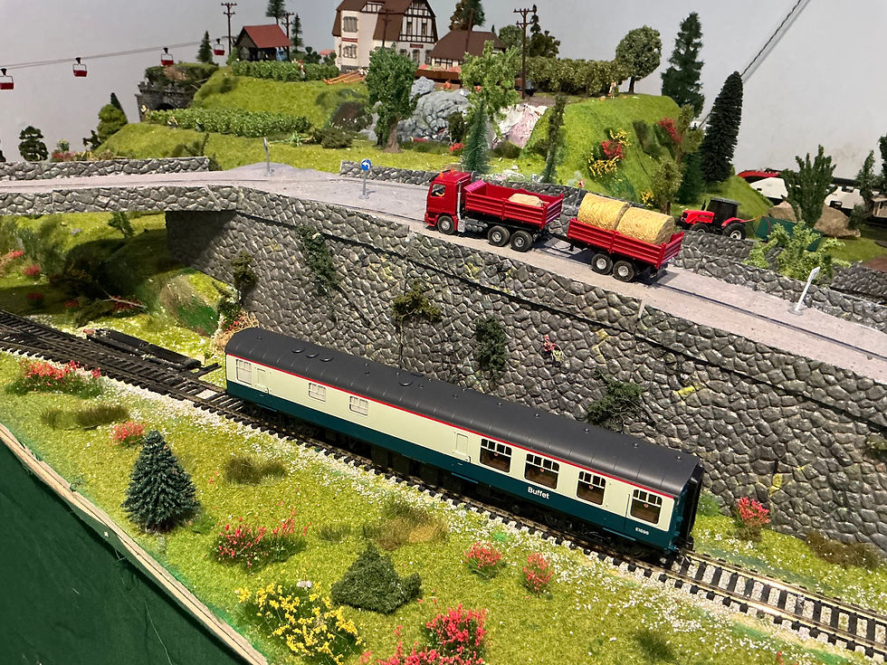 Thumbnail: Hornby BR MK1 catering coach R40217 OO scale DC