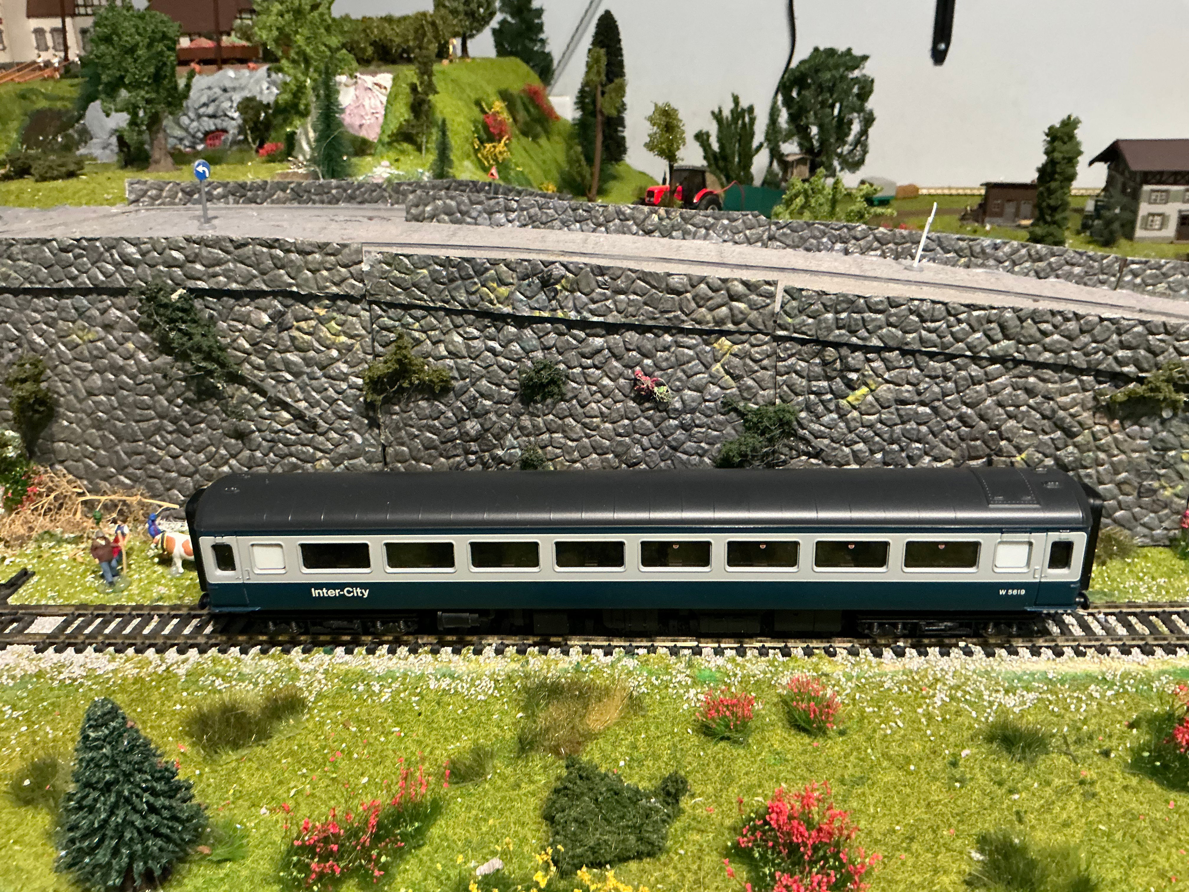 Hornby BR MK2d coach R4216 OO scale DC